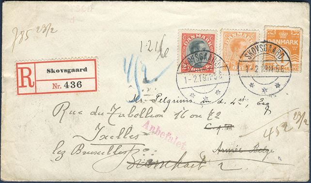 Registered letter to Belgium from Skovsgaard 1 February 1919 bearing 1 øre wavy-line, 7 øre Chr. X yellow and the 27 øre bicoloured King Christian X all tied by CDS Skovsgaard. Very good looking letter, correct franking. On the back a 10 øre adhesive CARITAS “BELGISKE BØRN” quite a scarce label.