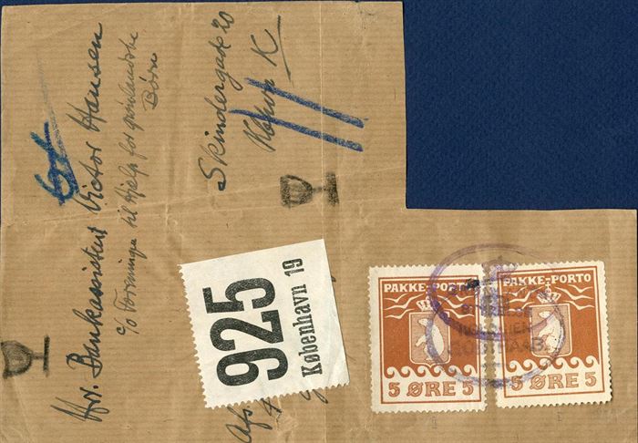 1936-1938. Large piece from parcel wrapping with two 5 øre 1918 and 1924 issue Pakke-Porto stamps apllied and cancelled with the oval mark ”KOLONIEN GODTHAAB” 1921-38 and on arrival in Copenhagen cancelled ”GRØNLANDS STYRELSE” 1931-38, but incomplete franking. Parcel registration no. 924, Kbh 19, ”fragile” parcel and with the entire addressee kept intact. Only a few such pieces recorded.