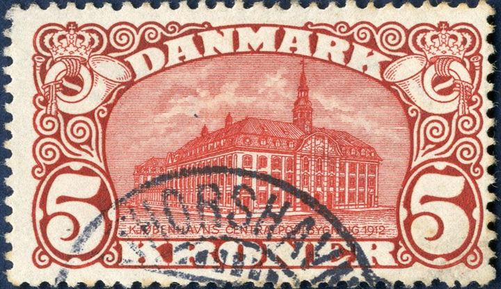 5 Kr. Central Post Office 1912 with watermark crown, Ist. printing. Large plate flaw with missing cornish pos. 8. By far the largest plate flaw of the newly discovered errors on the popular 5 kr. Central Post Office stamp. Cancelled in the Faroe Islands with Thorshavn swiss type cds.