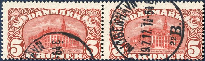 5 Kr. Central Post Office 1912 with watermark crown, Ist. printing. Large plate flaw with missing cornish pos. 8 on the left stamp. By far the largest plate flaw of the newly discovered errors on the popular 5 kr. Central Post Office stamp. 